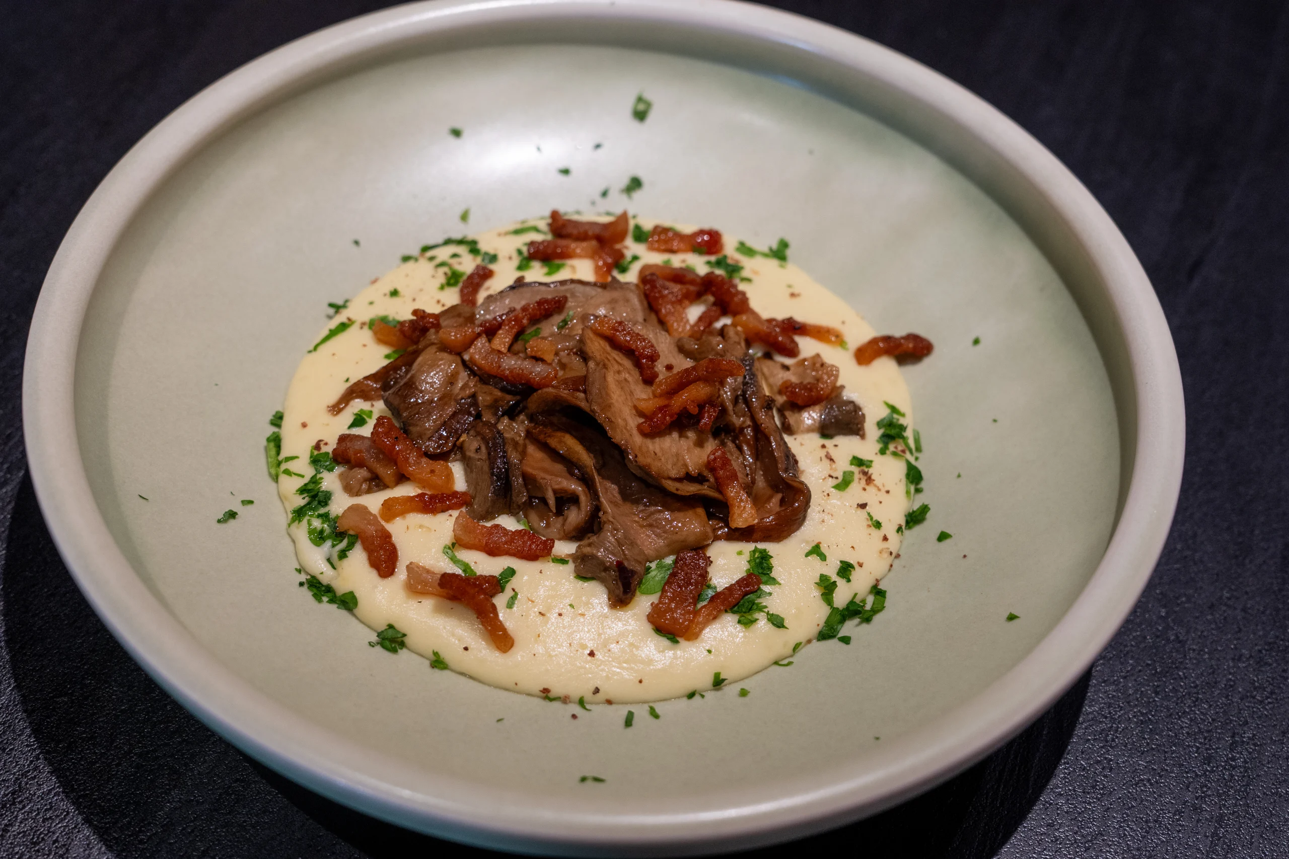 Piatto con crema, funghi e guanciale preparato da Mauro Magno