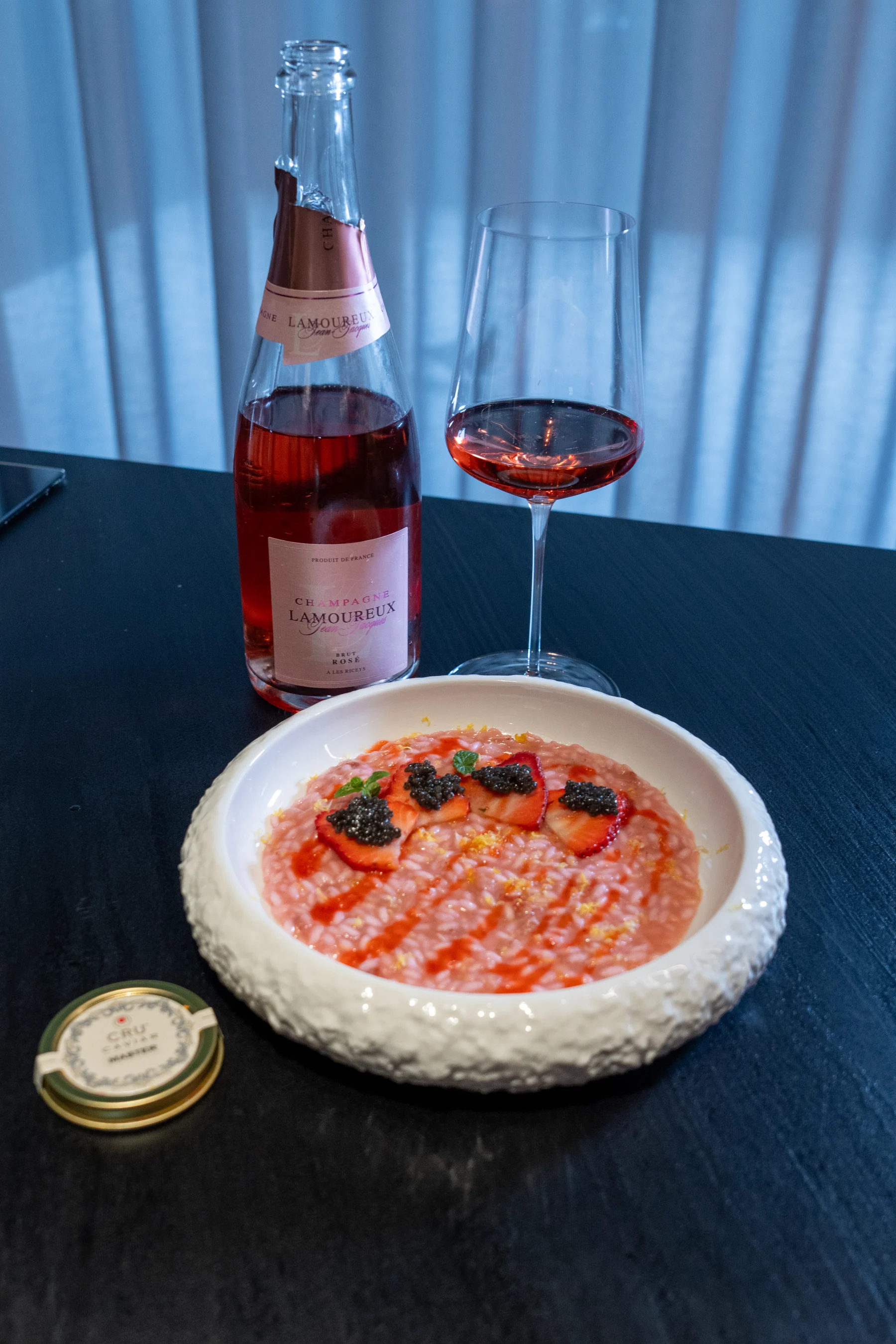 Risotto con fragole e caviale accompagnato da champagne rosé